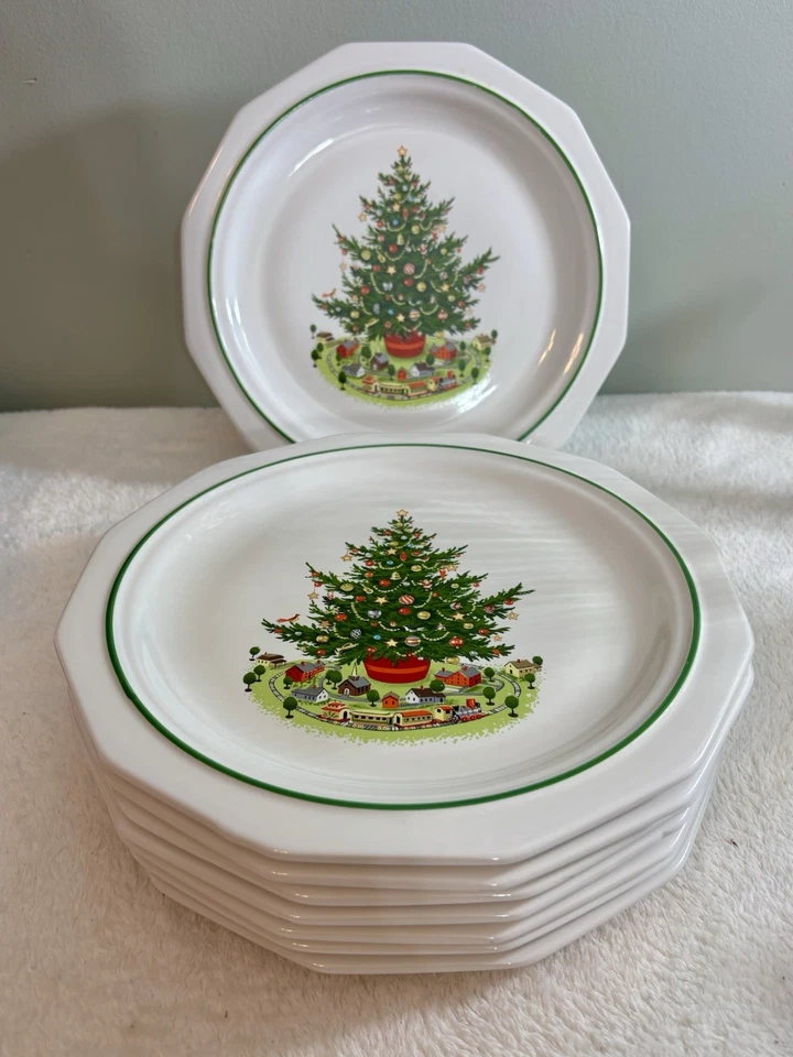 VTG Phaltzgraff Christmas Heritage 10” Dinner Plates. Set Of 8. - Image 1 of 4