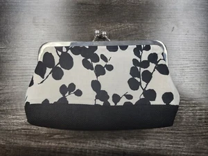 Clutch mit Verschluss Canvas Tasche mit Metallverschluss K8 Made schwarz-weiß geblümt - Bild 1 von 5