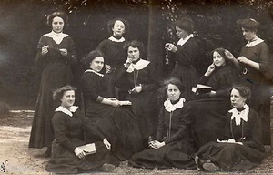 BL772 Fotokarte Vintage Card RPPC Frau Gruppe Kleidung identisch Uniform - Bild 1 von 1