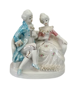 Statua porcellana rococò vintage dipinta a mano coppia su panca ceramica verniciata lucida - Foto 1 di 13