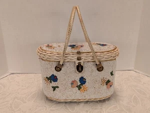 Vintage weiße Weidenhandtasche Perlen & bestickte Messingakzente & geflochtene Griffe - Bild 1 von 14
