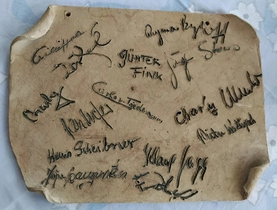Autografierte Tontafel mit Autogrammen der NDR Promi-Elf von 1992 - Bild 1 von 1
