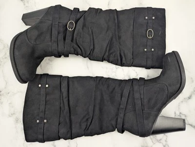 Botas para mujer 10 Dania Talk negras imitación cuero tacón hebilla acento Just Fab Foto 1 de 4