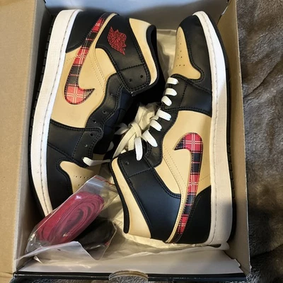 Hombre Jordan 1 Mid "Tartan Swoosh" Negro/Multi-Sésamo-Rojo Fuego (DZ5329 001) - 12 Foto 1 de 4