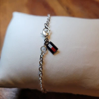 Pulsera Tommy Hilfiger Tono Plata con Dije y Acento Cristal Foto 1 de 4