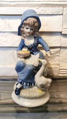 GILDE Porzellan Figur MÄDCHEN füttert GANS Skulptur Dekofigur Gänsemädchen RETRO - Bild 1 von 4