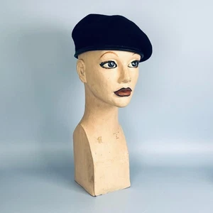 VINTAGE MANNEQUIN FEMALE HEAD RUBBER + BERET SHOP DISPLAY HAT WIG PROP - Picture 1 of 7
