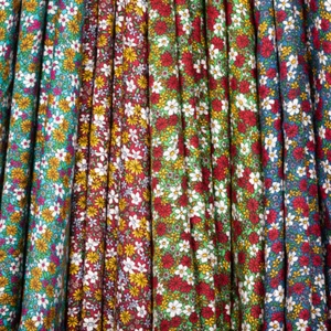 Daisy Print Fabric 100% Cotton Floral Pattern 58/60" Wide Sold BTY - Picture 1 of 13