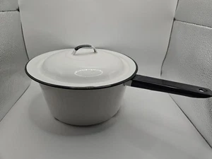 Cacerola vintage blanca con ribete negro esmaltada con mango / granja rústica - Imagen 1 de 22