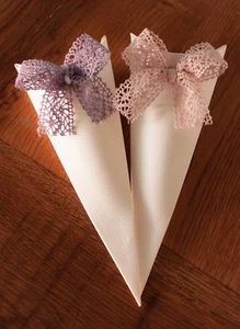 50 weiße geschlossene Kegel mit Schleife lila oder rosa für Konfetti Reisbehälter - Bild 1 von 3