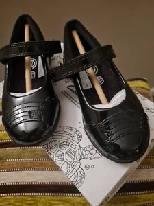 Clarks Younger Girls Black Patent Leather Adj Strap Fasten Shoes 7G BNIB Rrp £42 - Picture 1 of 5