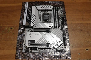 ASUS ROG Maximus Z790 APEX Intel LGA 1700 Gaming ATX Mainboard - Weiß LESEN - Bild 1 von 13