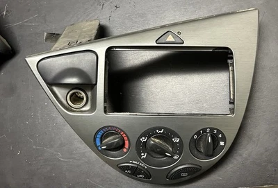 Radio bisel/control climático todo en uno Ford Focus ZX5 2000-2004 tablero OEM Foto 1 de 3