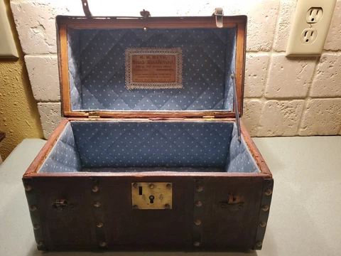 Rare Antique stagecoach salesman sample R.H. Hand Trunk Leather Brooklyn NY Cover