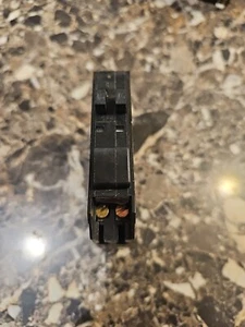 Square D QO1515 Tandem Style 15-15 Amp 1Pole Circuit Breaker QOT1515 With HOOK - Picture 1 of 2