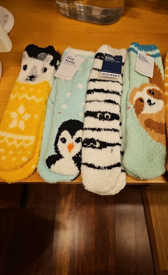 4 件装 Old Navy Fuzzy 舒适袜子女式 - 全新 - 树懒北极熊企鹅妈妈 — 第 1/1 张图片