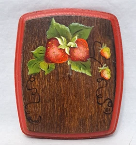Vintage Deko Holz Schlüsselhaken hängend Wandrelief handbemalt Erdbeeren - Bild 1 von 12