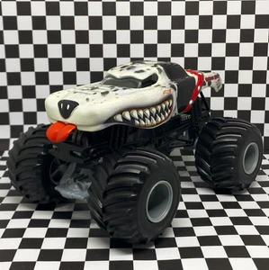 Hot Wheels 2014 Monster Jam Monster Mutt Dalmatian Truck 1/24 - Picture 1 of 5