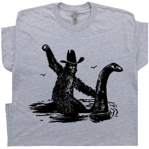 Camiseta Bigfoot Sasquatch Vaquero Squatch Rodeo Cool Años 80 Camiseta Yeti Gráfica Retro - Imagen 1 de 7