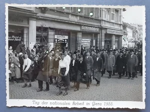 Foto Gera Turingia 1 maggio 1935 Giornata del lavoro persone negozi marcia - Foto 1 di 4