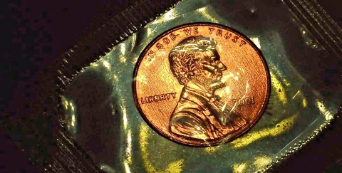 2001 Lincoln Memorial Penny. No Mint Mark Close AM BU From Mint Package Cover