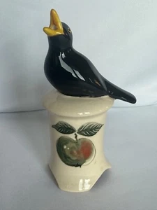 Stuart Bass Pie Trichter Amsel auf Sockel mit Apple SB55 - Bild 1 von 7