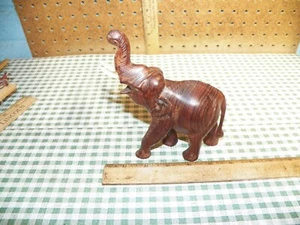 Estatuilla vintage de elefante de madera tallada a mano de 6" con colmillos - Imagen 1 de 5