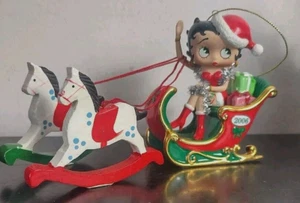 Trineo Betty Boop 2006 Danbury como nuevo primer adorno anual Navidad con caballos de pasatiempo - Imagen 1 de 4