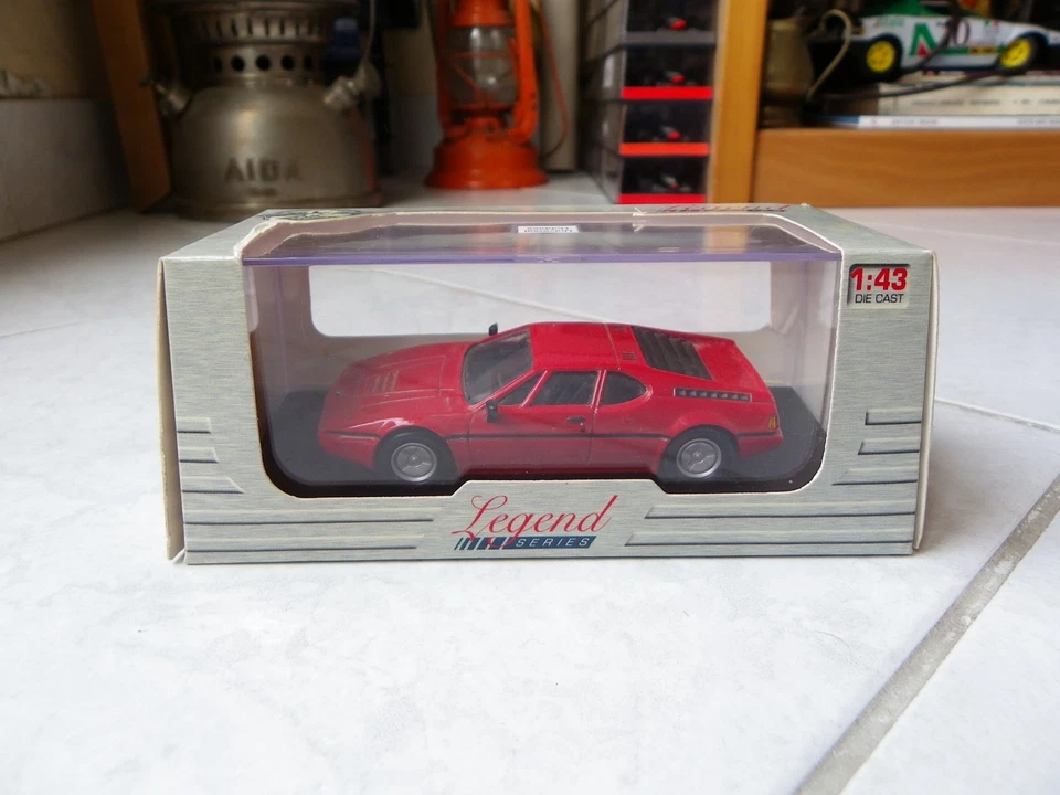BMW M1 Red 4659 Universal Hobbies Legend Serie 1/43 Miniatura IN Scatola - Immagine 1 di 1