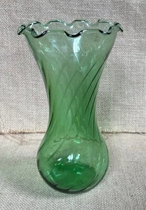 Vintage Green Glass Swirl Illusion Vase w Scalloped Rim 7 Inches St Patricks Day - Picture 1 of 4