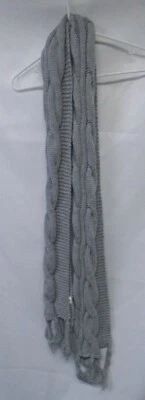 Bufanda de invierno con flecos tejidos con cable color gris Foto 1 de 4