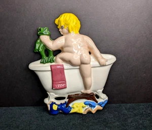 Colgador de pared de bañera de cerámica vintage "Un niño y su rana" 11,5" x 9 7/8" - Imagen 1 de 5