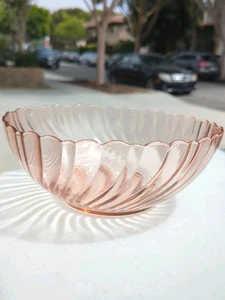 Pink Serving Bowl: Arcoroc France 9.5" Scalloped & Twisted Torsade Vintage Glass - Picture 1 of 5