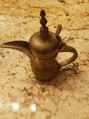 Cafetera vintage de latón hecha a mano de Oriente Medio con caño Foto 1 de 4
