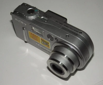 SONY DSC-P9 DIGITAL STILL CAMERA Cyber-shot 4.0MP 3x MPEGMOVIEHQX Silver - Image 1 of 4