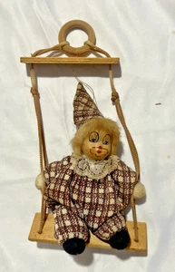 Ashley Belle Porzellan Clown Diamant Design auf Schaukel - Bild 1 von 3