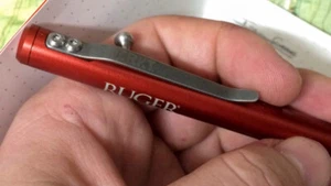 Lápiz mecánico de acción Ruger Bolt R3402,05 mm plomo, cuerpo de aluminio rojo, clip - Imagen 1 de 5