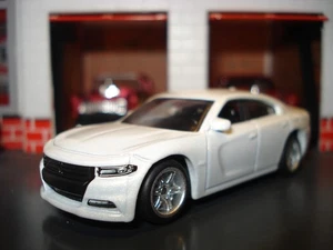CARICABATTERIE DODGE 2018 18 HEMI CUSTOM EDITION 1/64 MB BIANCO CON RUOTE E PNEUMATICI CUSTOM - Foto 1 di 4