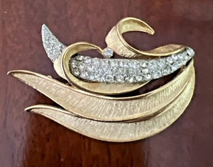 VINTAGE 1960's SIGNED BSK GOLD TONE and RHINESTONE LEAF BROOCH / MODERNIST MCM - Picture 1 of 8