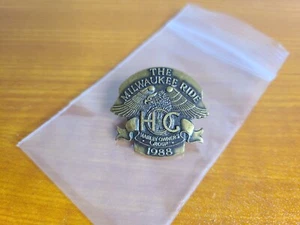 Spilla in ottone gruppo proprietari HOG Harley 1988 - The Milwaukee Ride Lapel Pin - Foto 1 di 3