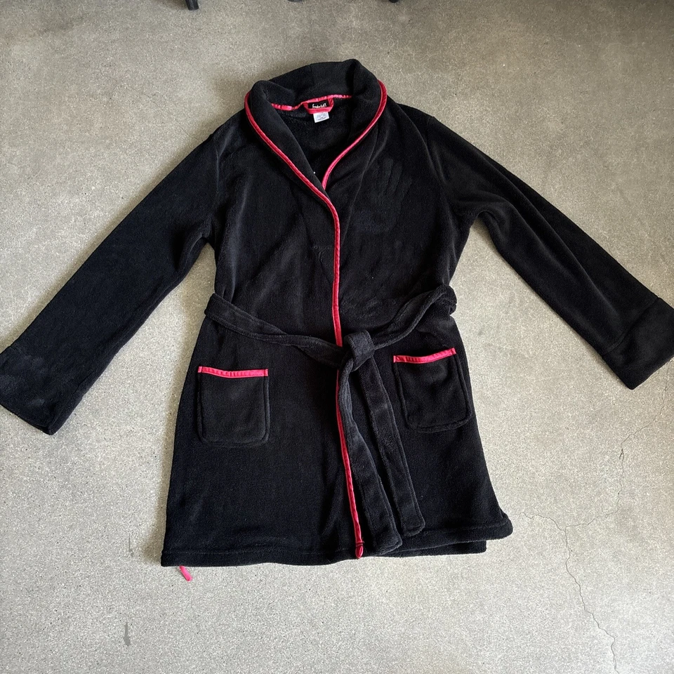 Frederick’s of Hollywood bata polar negra con ribete rojo y cinturón negro para mujer L/XL Foto 1 de 4