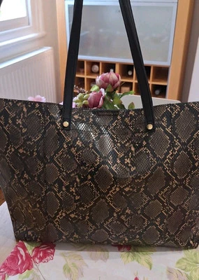 ACCESORIO Bolso shopper/tote/hombro marrón imitación piel de serpiente y bolsillo interno con cremallera Foto 1 de 4