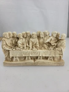 Figura de resina de 6" de largo de Jesús y discípulos en un libro abierto - Imagen 1 de 12