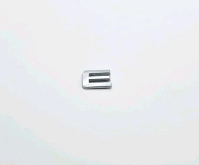 KIA SORENTO 2010-2015 TAPA MALETERO TRASERO EMBLEMA LOGOTIPO INSIGNIA SÍMBOLO LETRA CROMO OEM  Foto 1 de 3