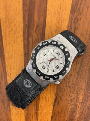 Reloj Freestyle Tono Plateado Esfera Plateada Estilo Buceo Bisel Negro 35mm Batería Nueva Foto 1 de 4