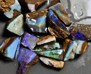 Boulder Opal Rough & Rub Parcel Winton Blue Purple Green Matrix Lapidary 72.6 Ct - Foto 1 di 23