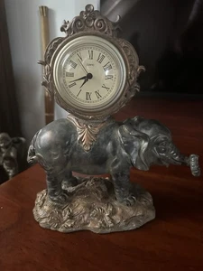 Alter Elefant mit Uhr Läuft Super keine Bronze Oder Metall Ich Denke Bakelit - Bild 1 von 8