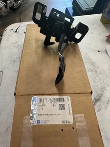 GM  84162925 Hood Primary and Secondary Latch NEW - Picture 1 of 4