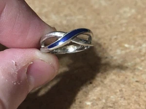 VINTAGE AVON SILVER TONE BYPASS INFINITY BLUE ENAMEL RING SIZE 5 / WRONGWAY052 - Picture 1 of 7