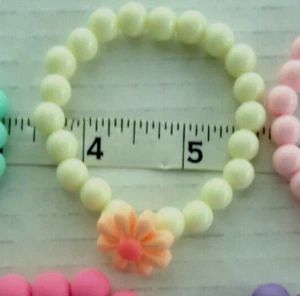 Süßes Mädchen Stretch Armband, orange Blume mit cremefarbenen Perlen NEU - Bild 1 von 2